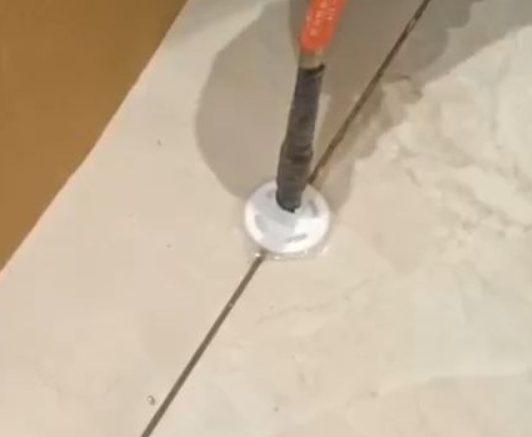 景德镇瓷砖空鼓维修公司专业解答瓷砖在铺贴过程中，如果没有涂抹均匀到位的粘结材料（如水泥砂浆或瓷砖胶），可能会导致以下问题
