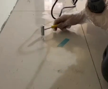 景德镇瓷砖开裂维修公司专业分享瓷砖在铺贴前如果没有沥干水分，将会导致以下问题